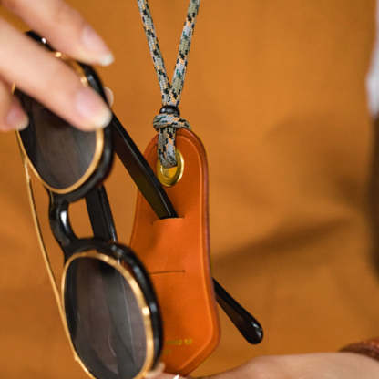 美式防丟防滑便攜眼鏡墨鏡掛繩頭層牛皮阿美哢嘰項鍊-Retro's Wear