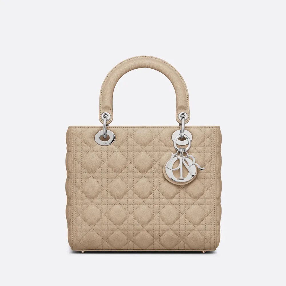 【Dior】朝比奈彩さん、新木優子さん、中村アンさんなど、世界的セレブも愛用する同項 のLADY DIOR ミディアムバッグ！