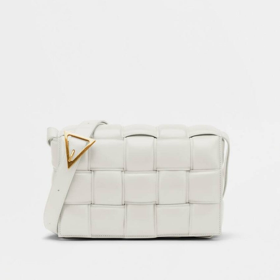 【BOTTEGA VENETA|公式サイトは正規品】多くの雑誌に掲載！2023新作💓おしゃれセレブが夢中！★泉里香、中村アンさん愛用のパデッド カセット