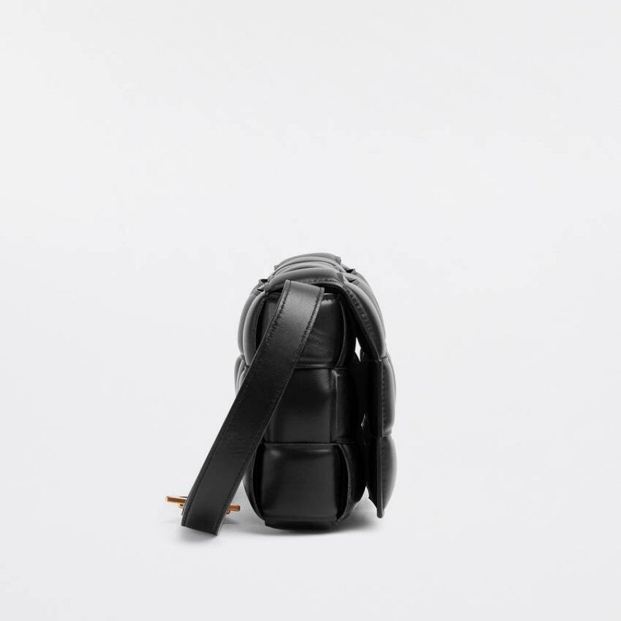 【BOTTEGA VENETA|公式サイトは正規品】多くの雑誌に掲載！2023新作💓おしゃれセレブが夢中！★泉里香、中村アンさん愛用のパデッド カセット