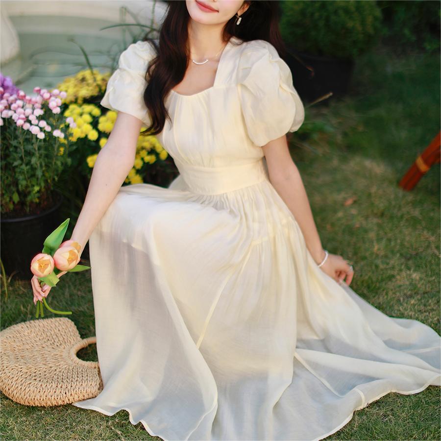 甜美溫柔風純色泡泡袖連身裙