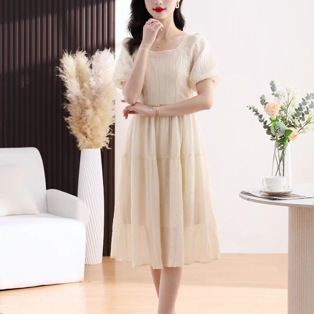 法式純色泡泡袖方領收腰連身裙