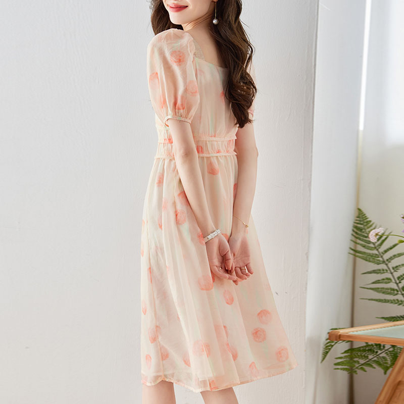 甜美溫柔方領泡泡袖連身裙