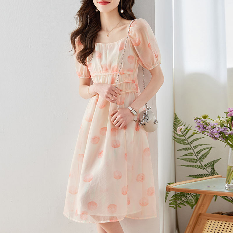 甜美溫柔方領泡泡袖連身裙