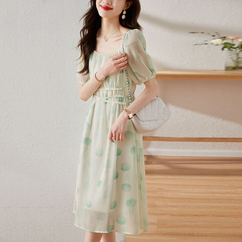 甜美溫柔方領泡泡袖連身裙