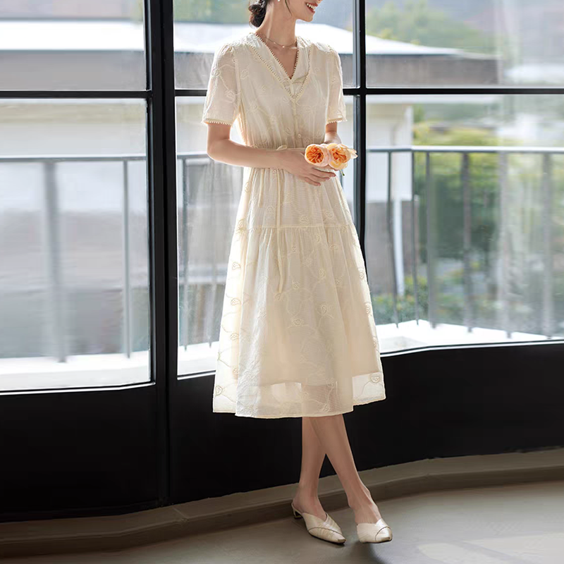 優雅氣質V領短袖肌理感蕾絲連身裙
