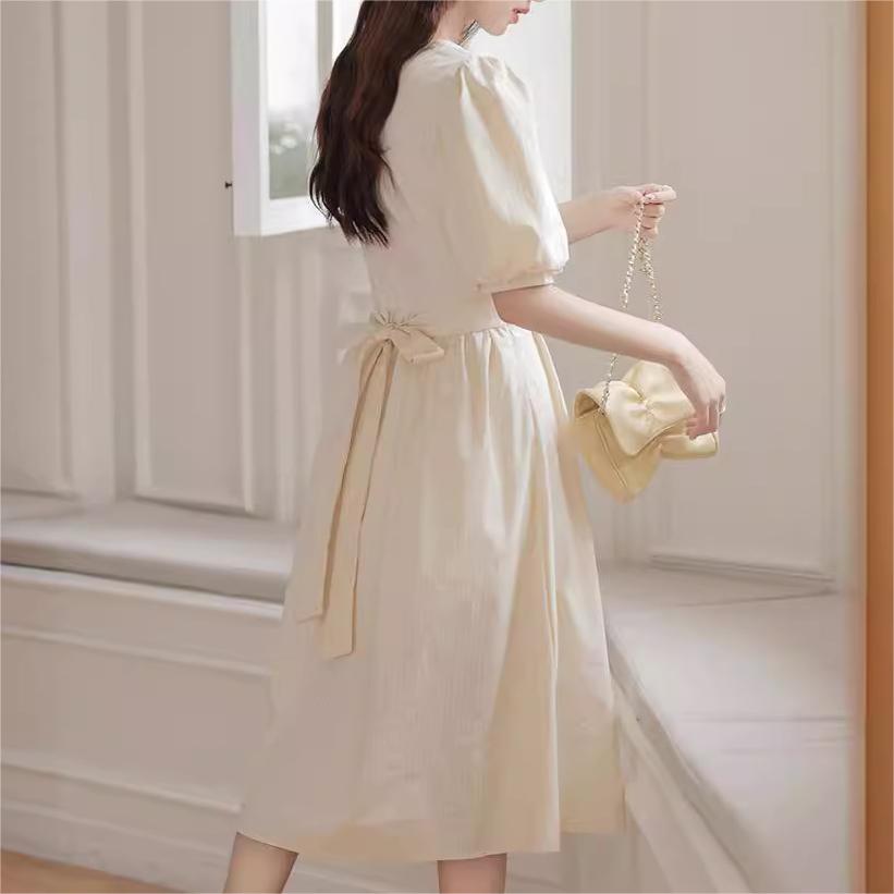 法式褶皺三粒扣收腰綁帶圓領短袖連身裙