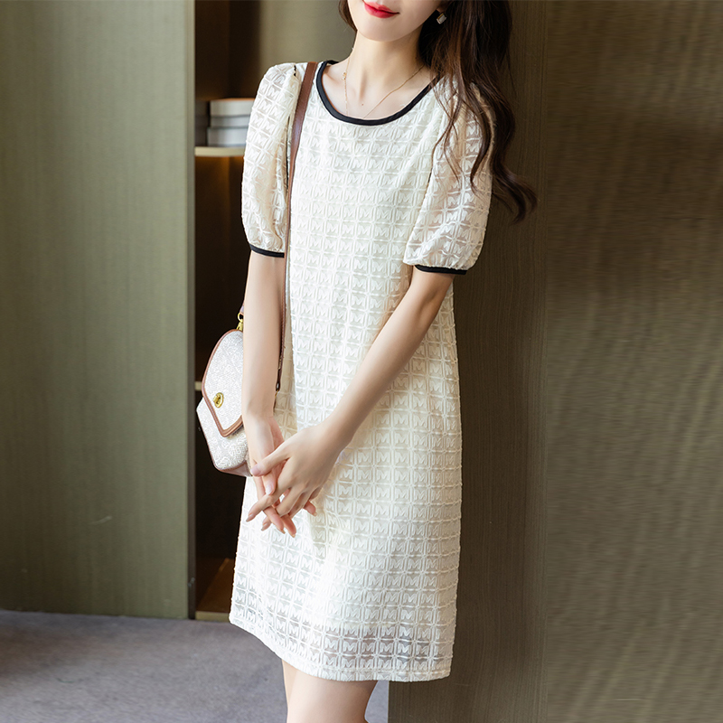 百搭撞色蕾絲泡泡袖連身裙