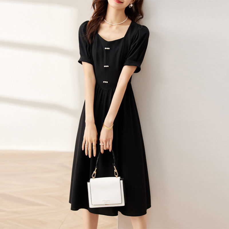 復古優雅珍珠扣泡泡袖方領A字連身裙