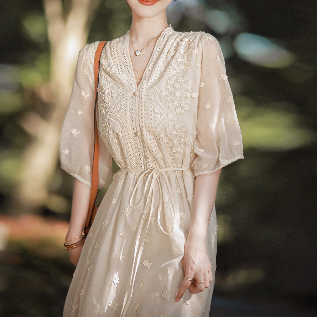 氣質立體繡花鏤空V領洋裝