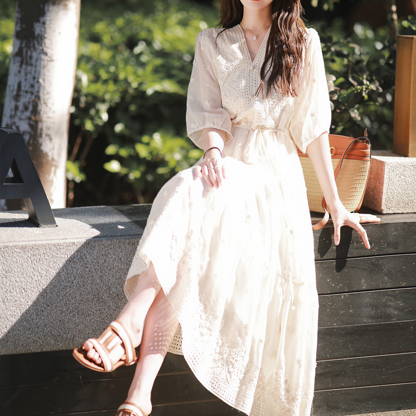 氣質立體繡花鏤空V領洋裝