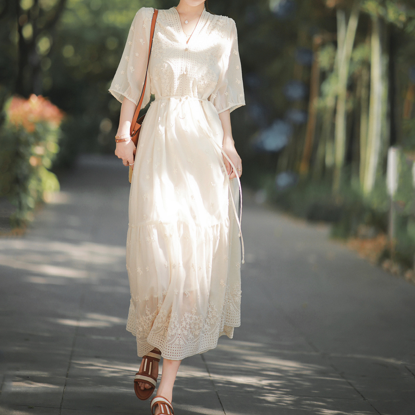 氣質立體繡花鏤空V領洋裝