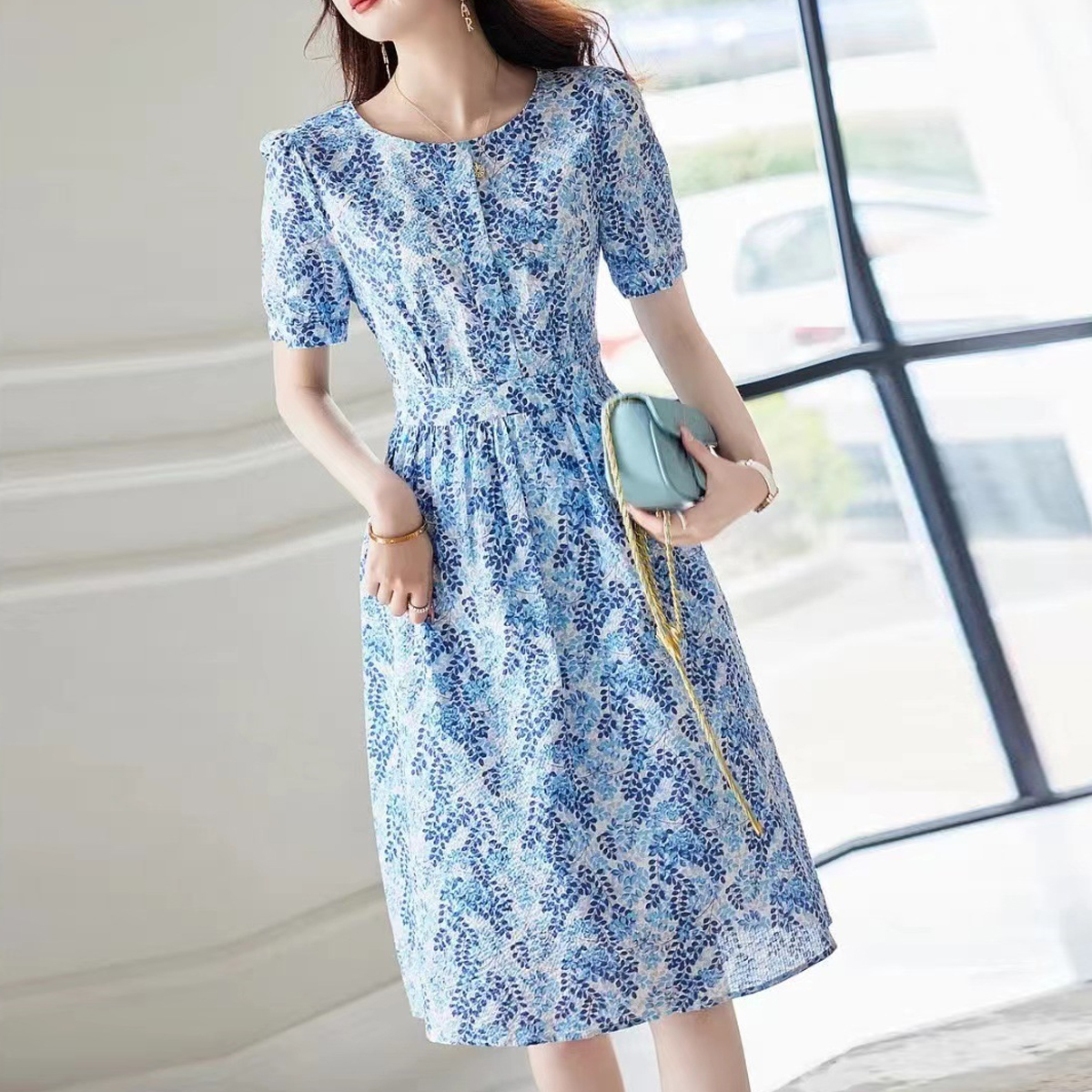 小清新碎花圓領收腰泡泡袖連身裙