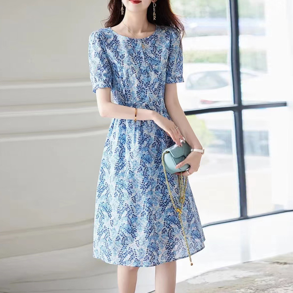 小清新碎花圓領收腰泡泡袖連身裙