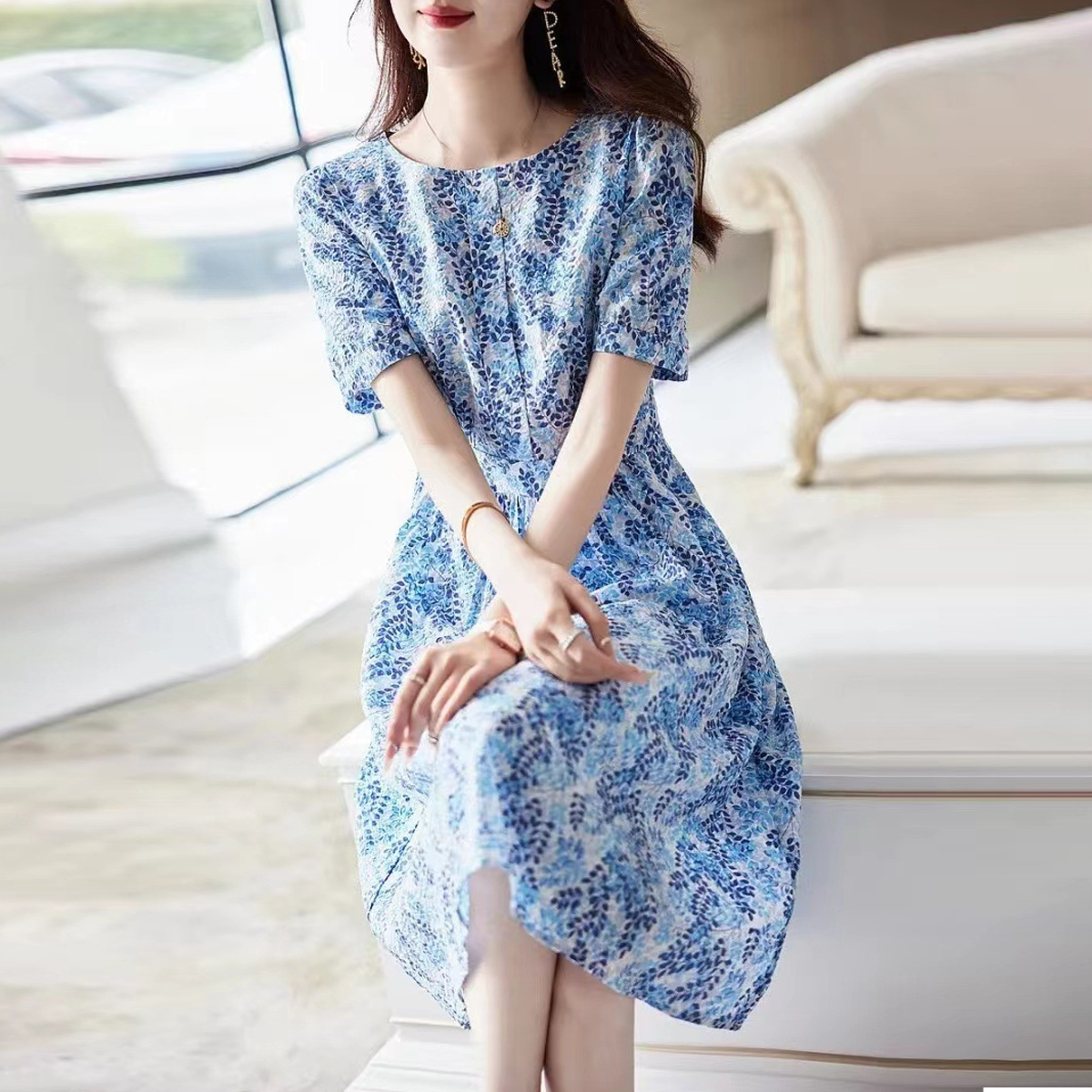 小清新碎花圓領收腰泡泡袖連身裙