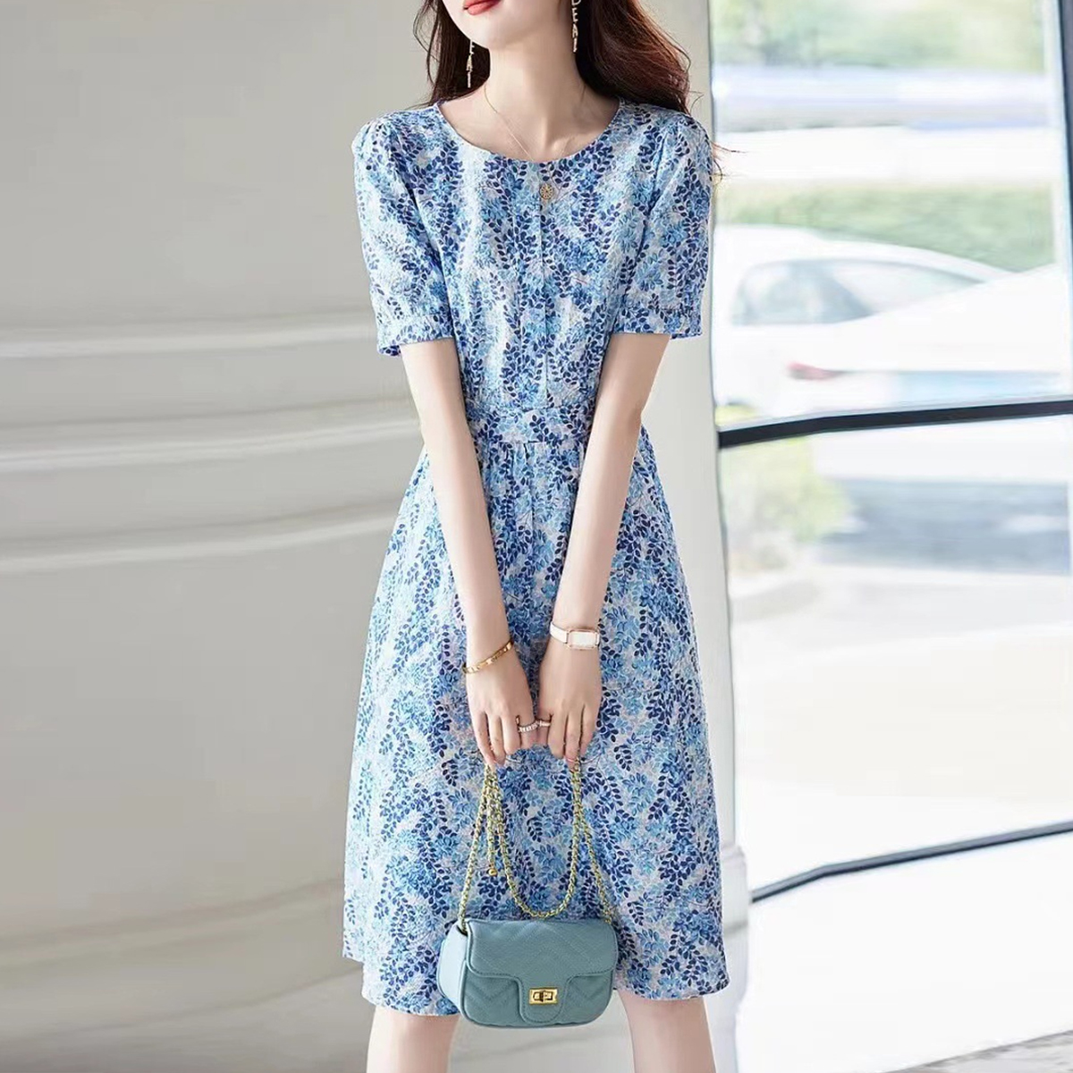 小清新碎花圓領收腰泡泡袖連身裙