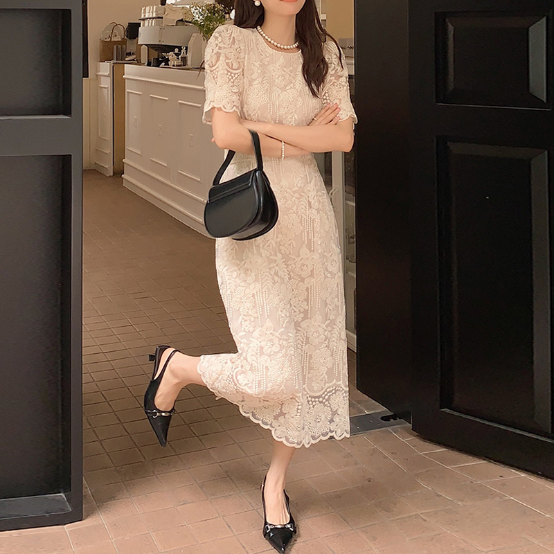 優雅純色圓領刺繡鏤空連身裙