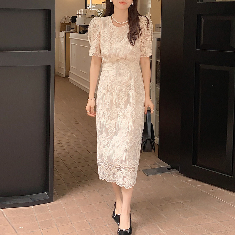 優雅純色圓領刺繡鏤空連身裙