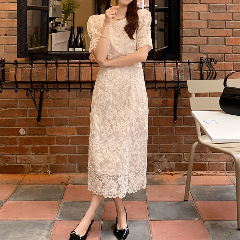 優雅純色圓領刺繡鏤空連身裙