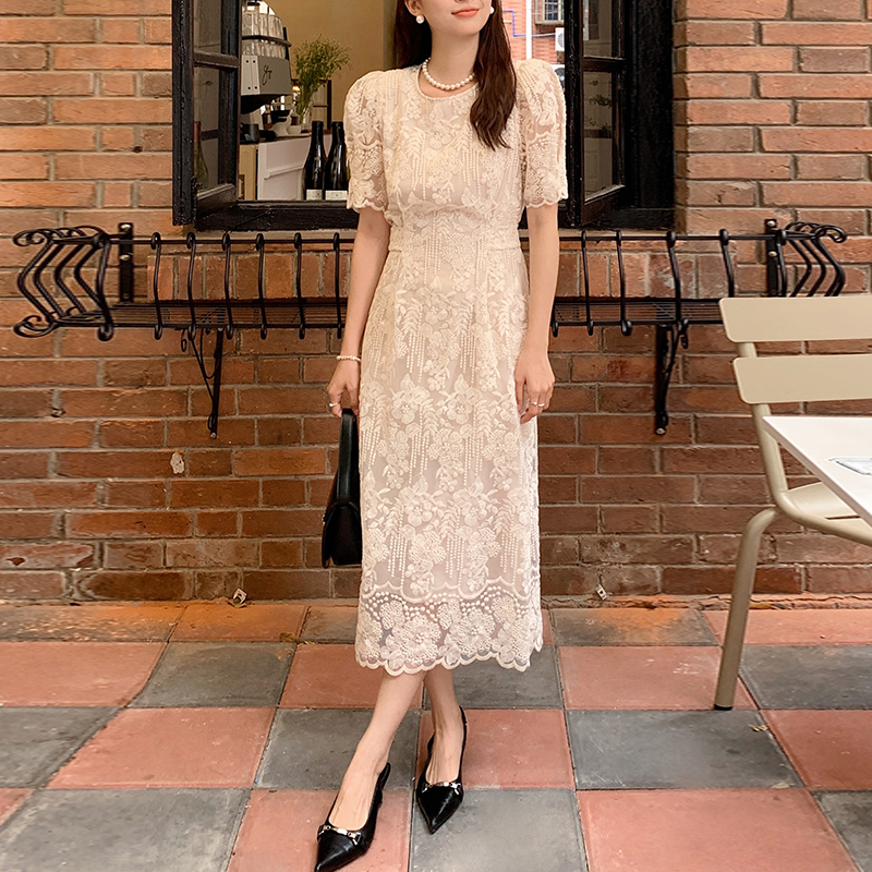 優雅純色圓領刺繡鏤空連身裙