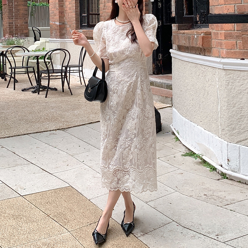 優雅純色圓領刺繡鏤空連身裙