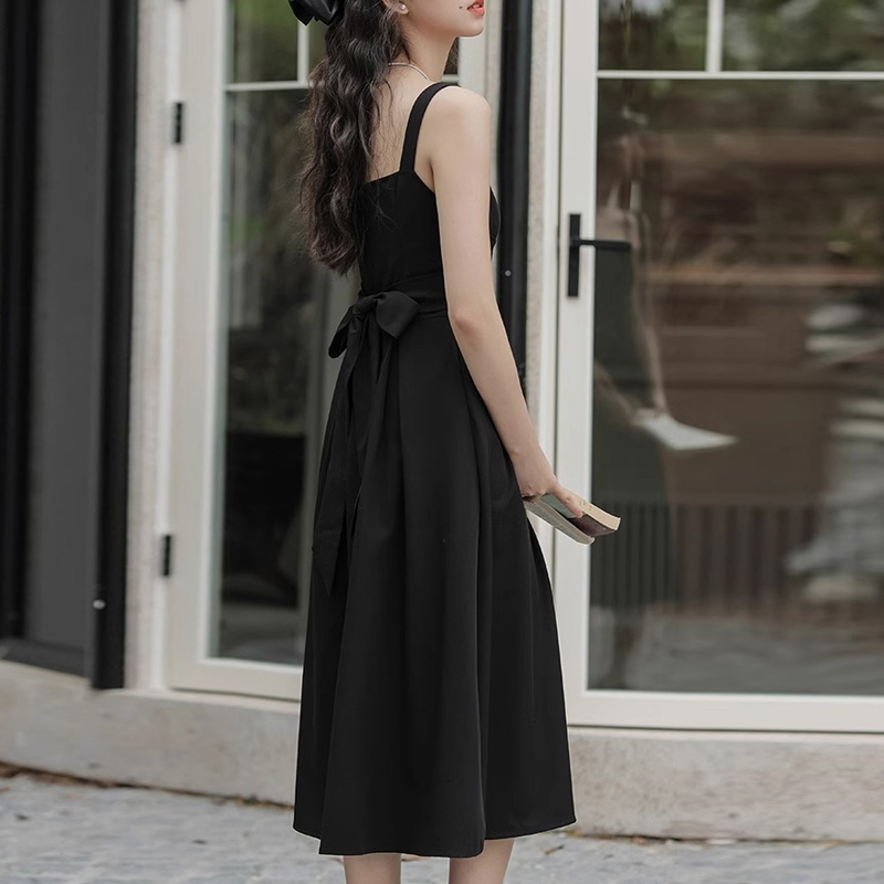 赫本風純色吊帶收腰連身裙