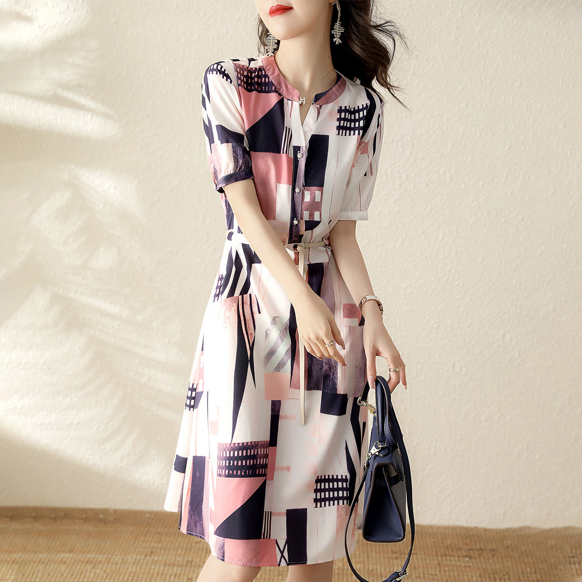 輕熟風幾何印花V領洋裝