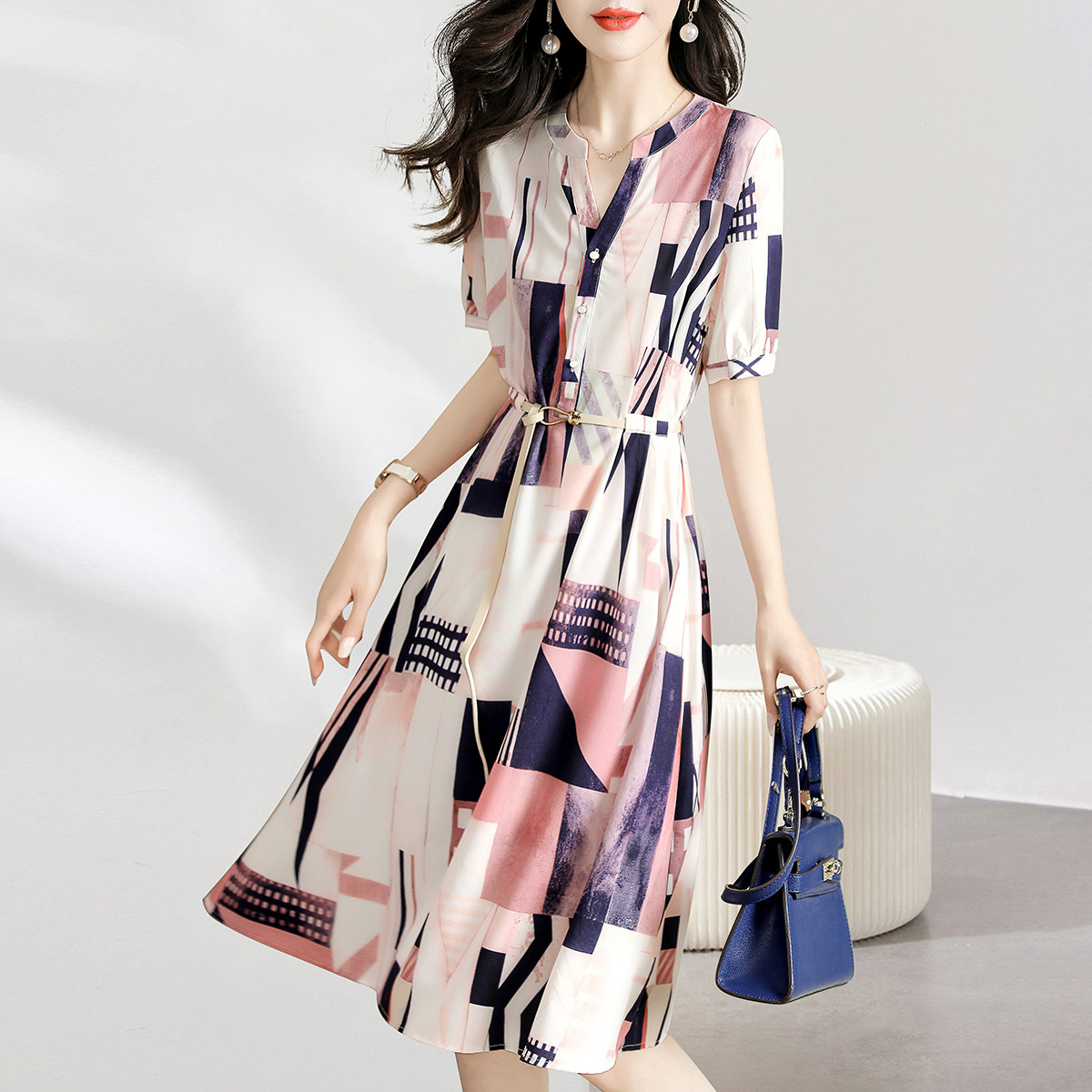 輕熟風幾何印花V領洋裝