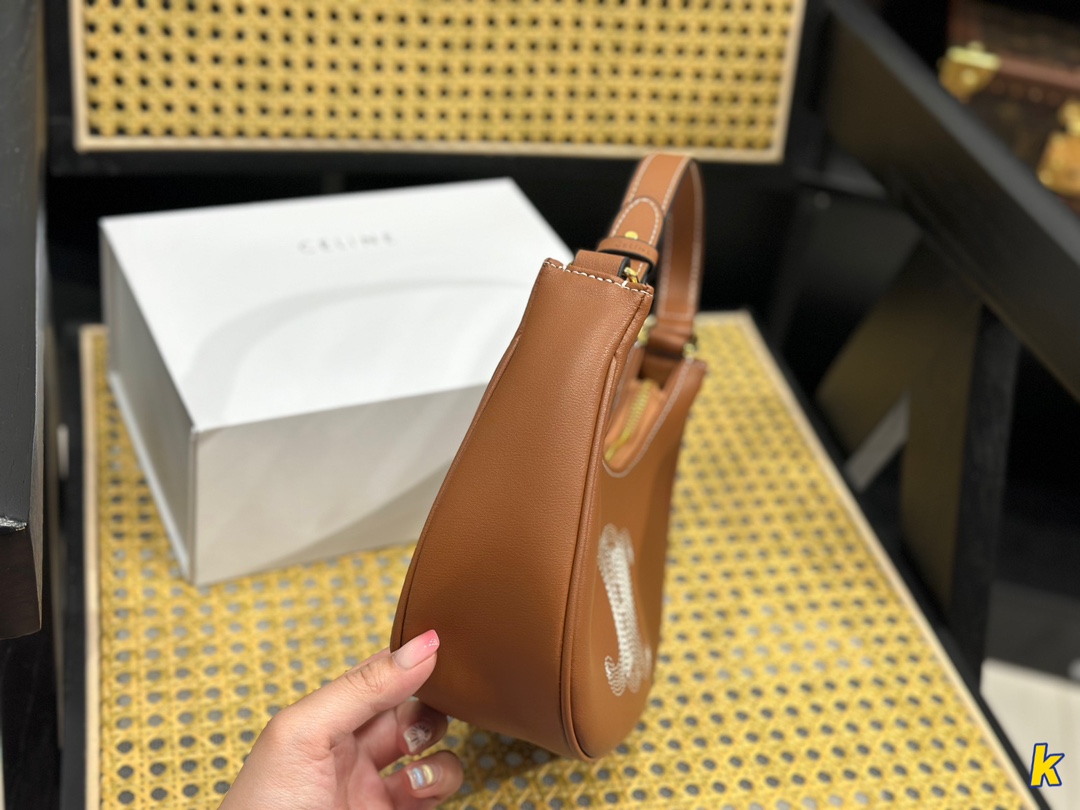 CELINE セリーヌのアンダーアームバッグ