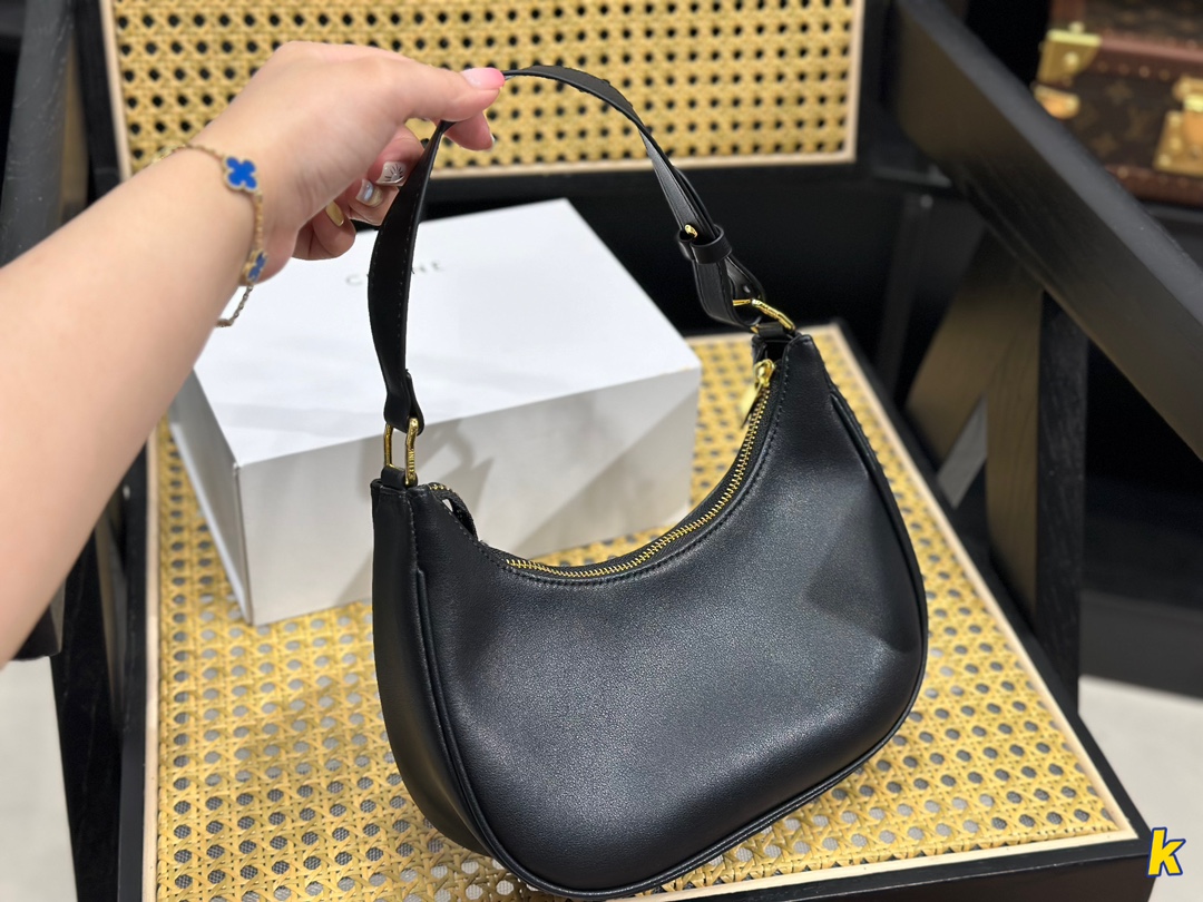CELINE セリーヌのアンダーアームバッグ