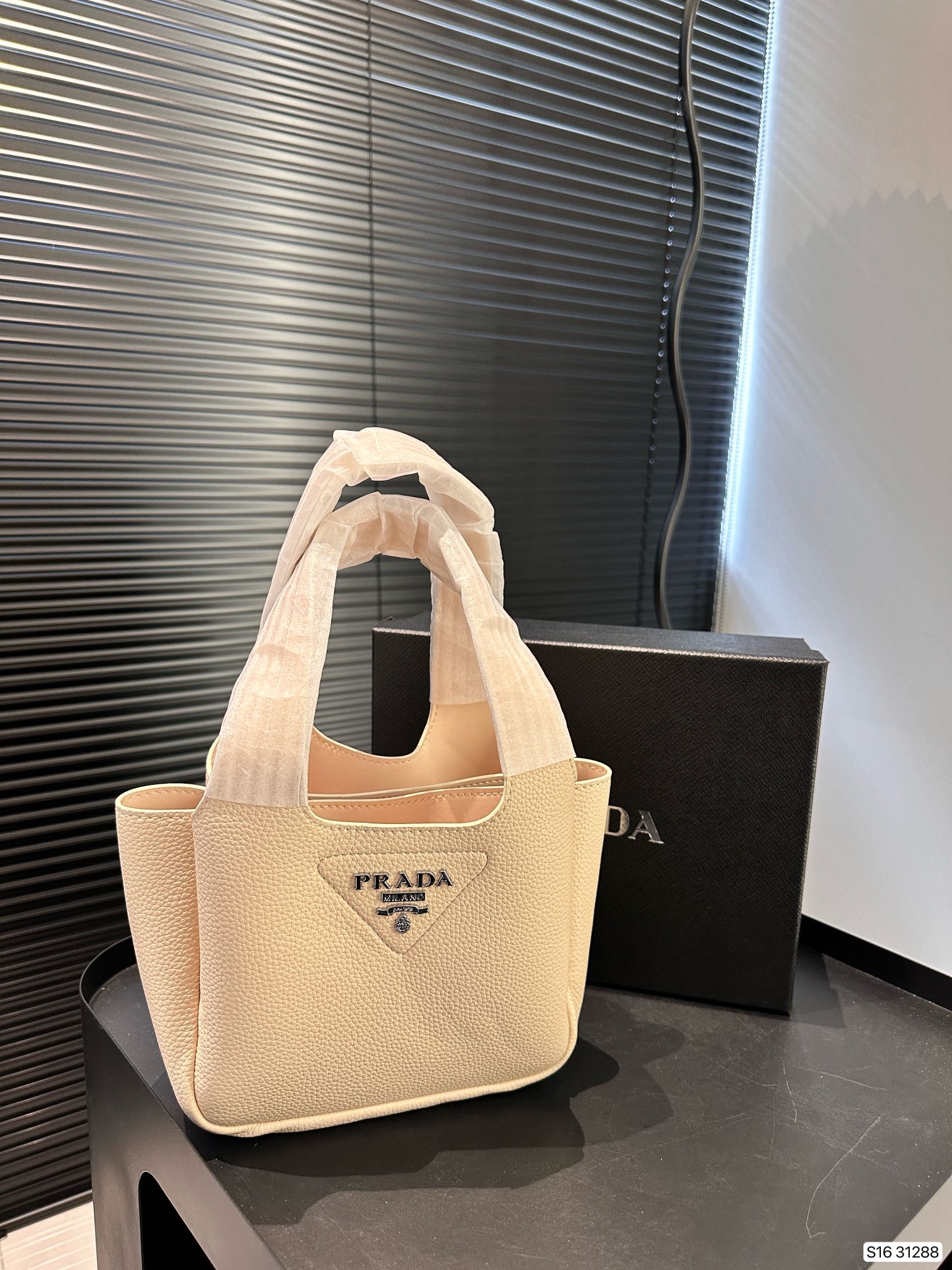【PRADA 公式旗艦店】プラダ  ハンドバッグ 当日出荷 好評に付き再入荷！17*15CM