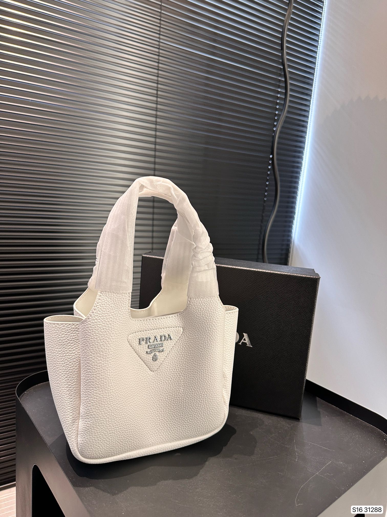 【PRADA 公式旗艦店】プラダ  ハンドバッグ 当日出荷 好評に付き再入荷！17*15CM