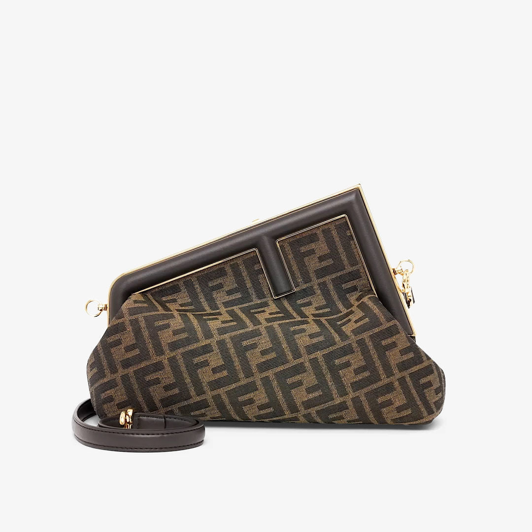 哈【FENDI  公式旗艦店】フェンディ 斜めがけバッグフェンディ ファースト ミディ