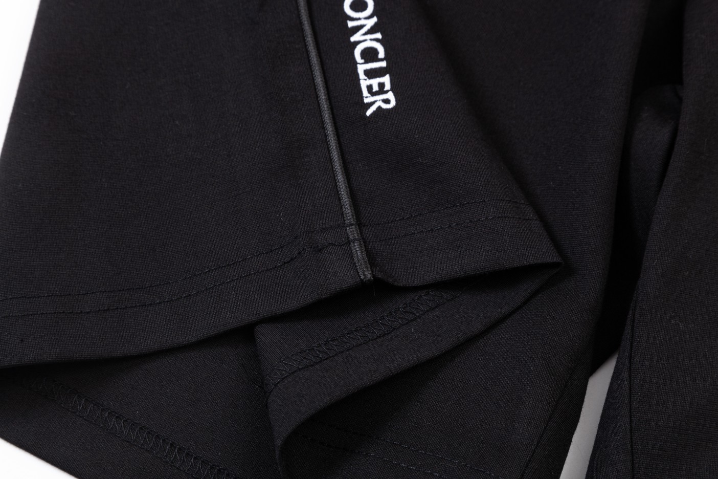 【MONCLER 公式旗艦店】モンクレール   ショートパンツ  ご好評に付き再入荷！