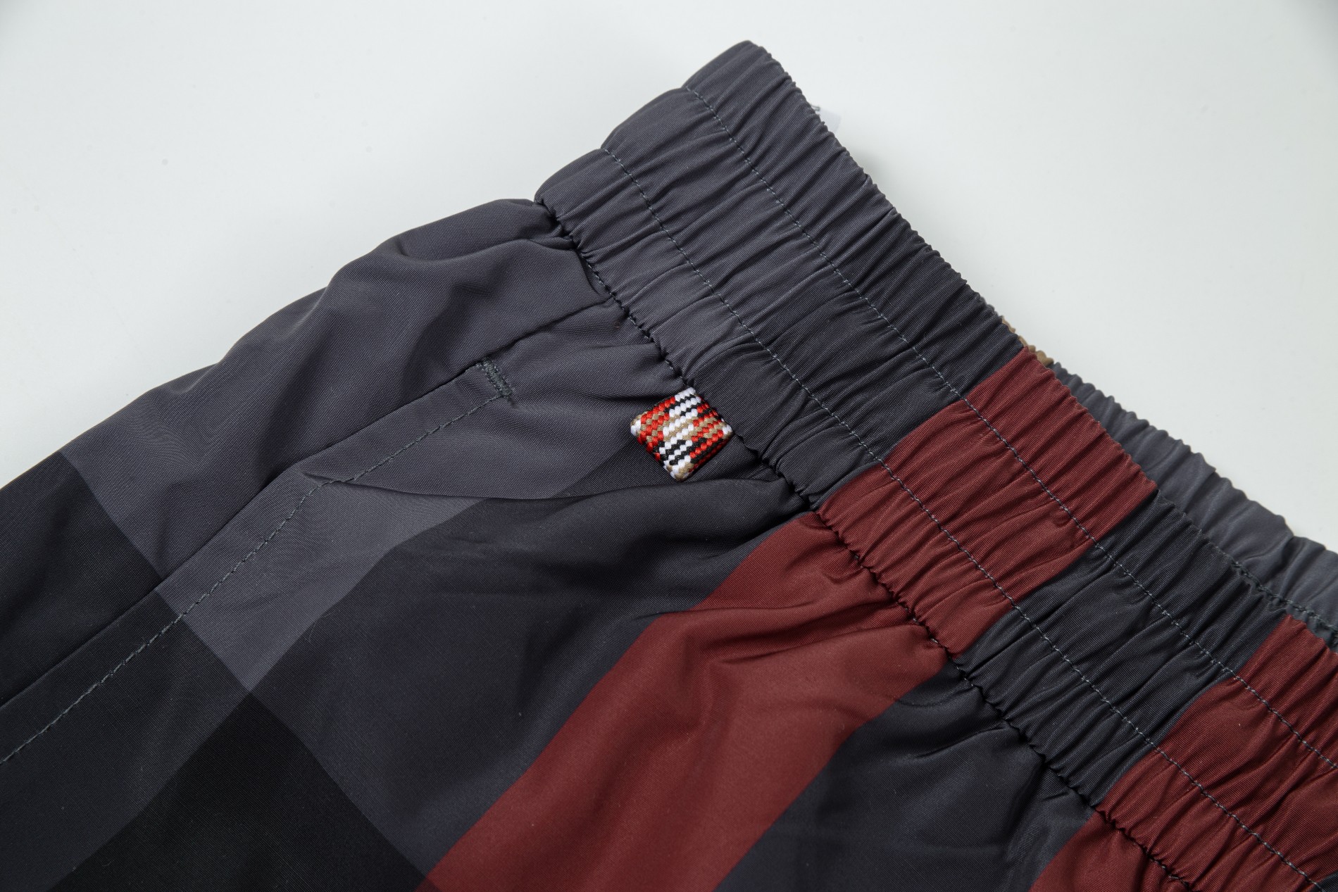 【BURBERRY  公式旗艦店】ショートパンツご好評に付き再入荷！