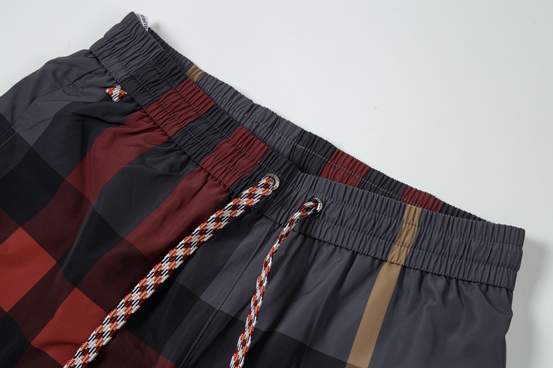 【BURBERRY  公式旗艦店】ショートパンツご好評に付き再入荷！