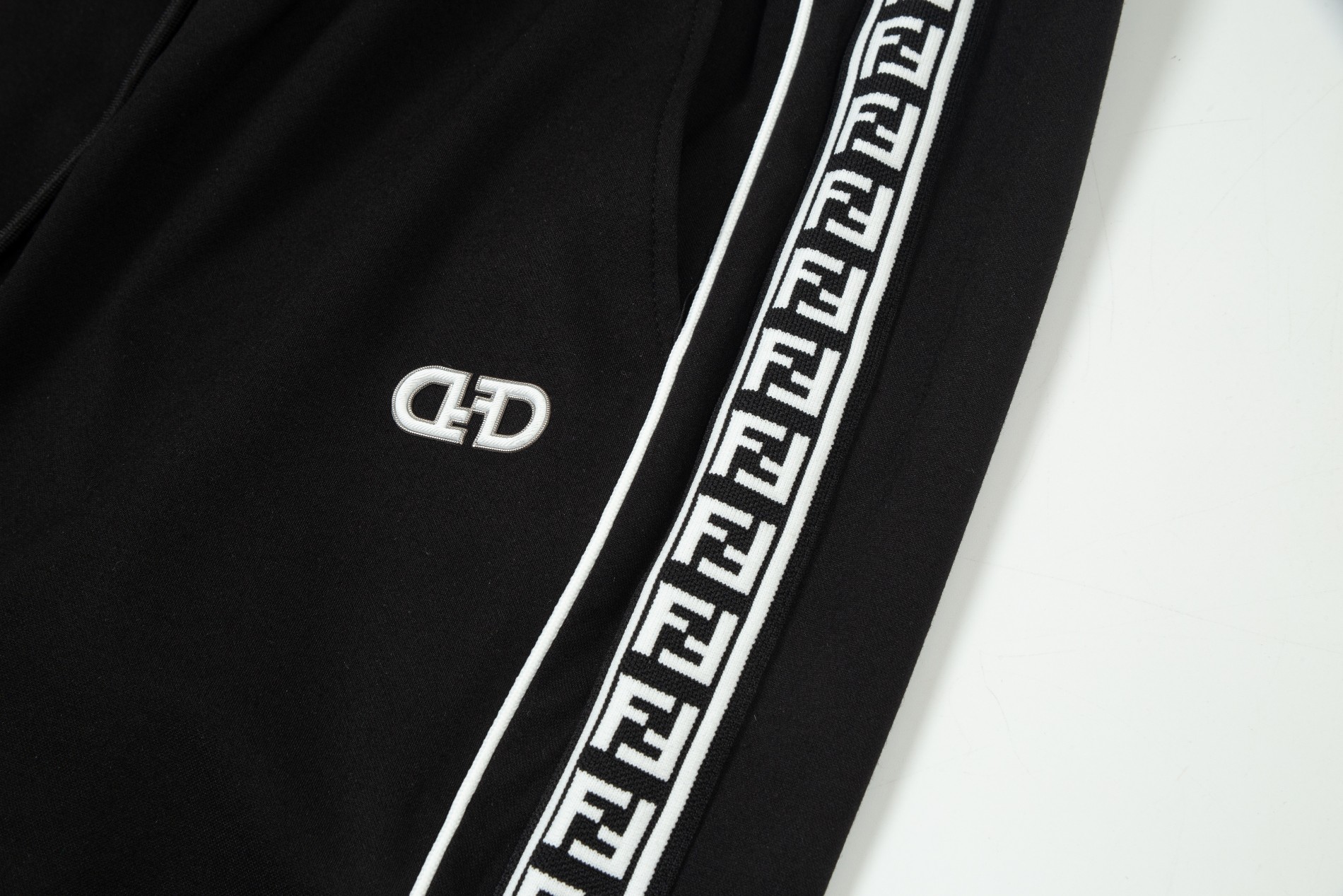 【MONCLER 公式旗艦店】モンクレール   ショートパンツ  ご好評に付き再入荷！