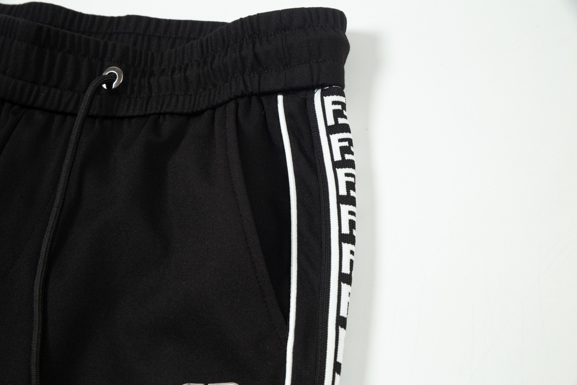 【MONCLER 公式旗艦店】モンクレール   ショートパンツ  ご好評に付き再入荷！