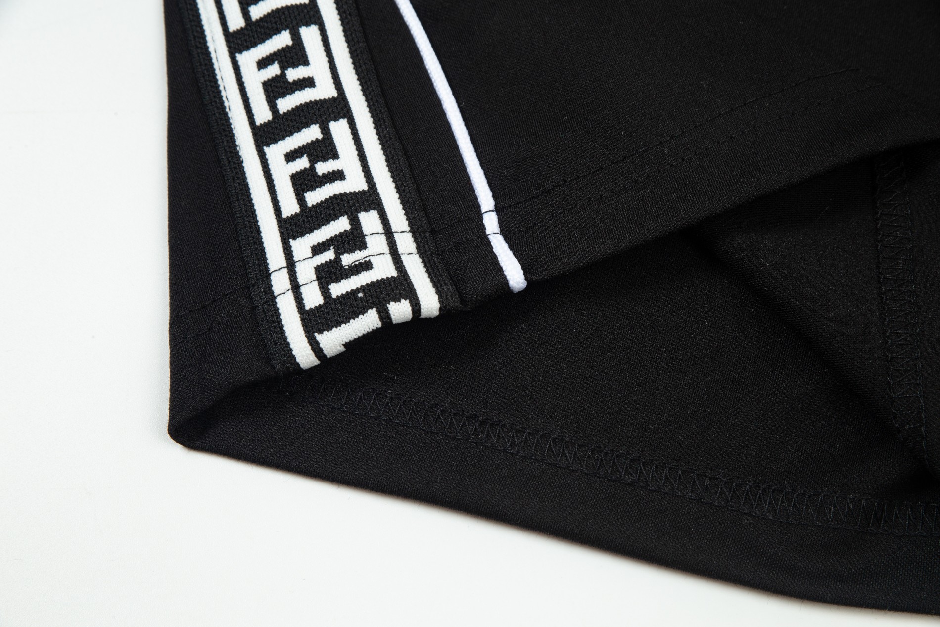 【MONCLER 公式旗艦店】モンクレール   ショートパンツ  ご好評に付き再入荷！