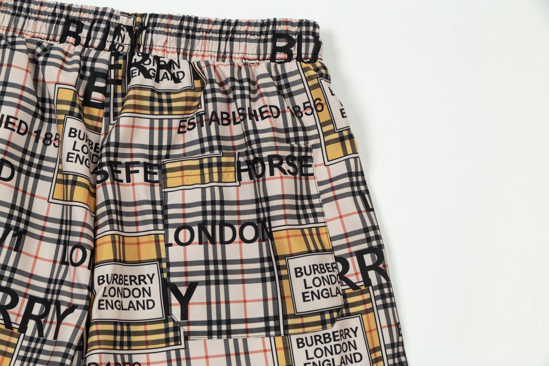 【BURBERRY  公式旗艦店】バーバリー  ショートパンツ  ご好評に付き再入荷！