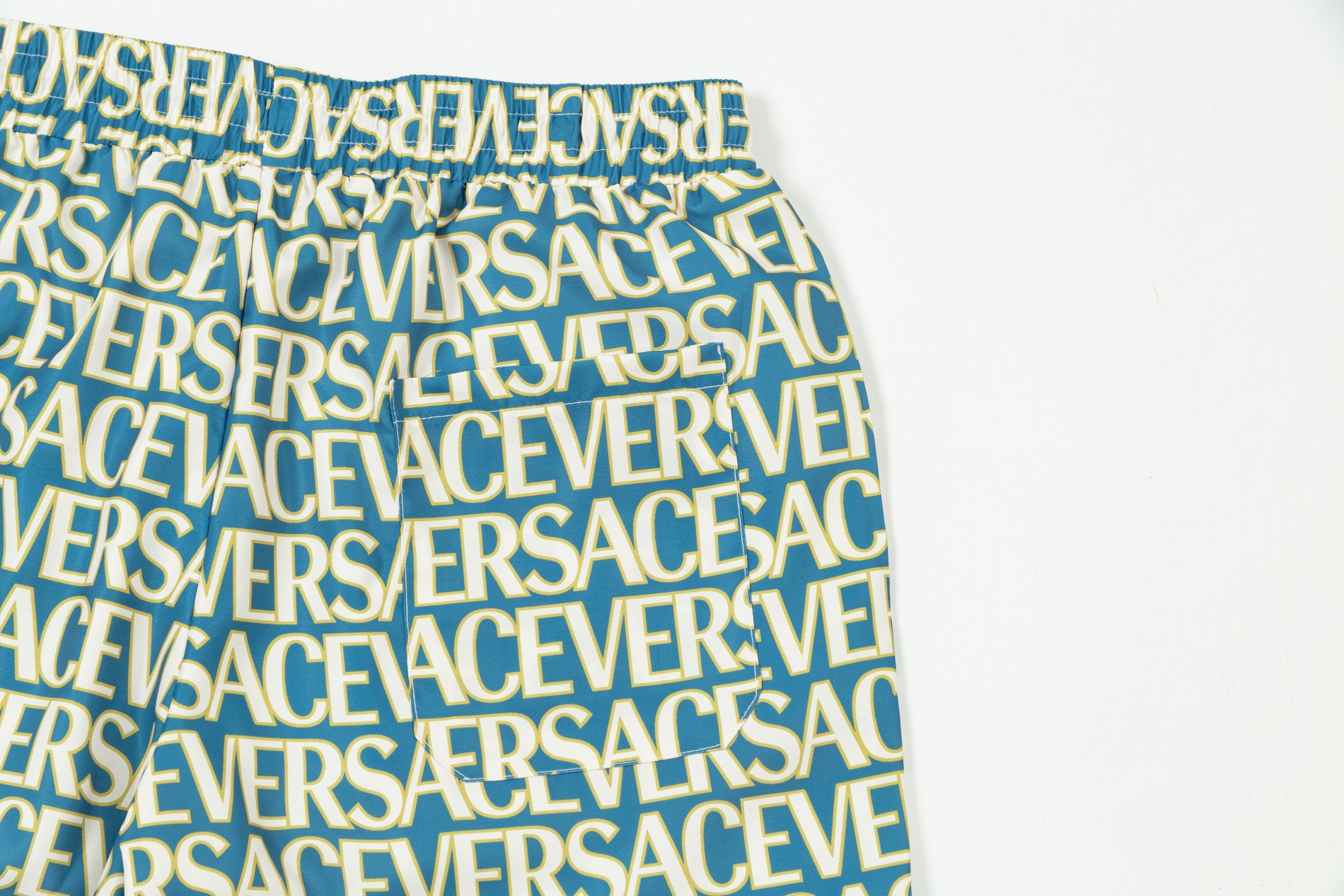 【VERSACE  公式旗艦店】ヴェルサーチ  ショートパンツご好評に付き再入荷 24628