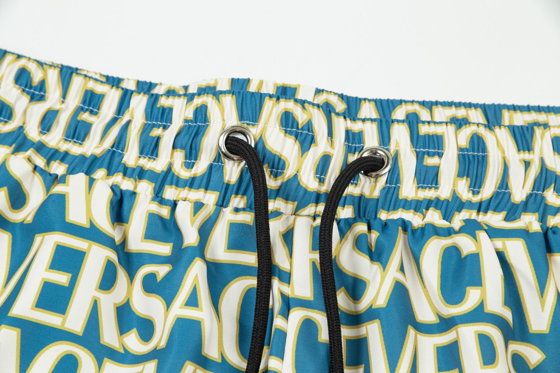 【VERSACE  公式旗艦店】ヴェルサーチ  ショートパンツご好評に付き再入荷 24628