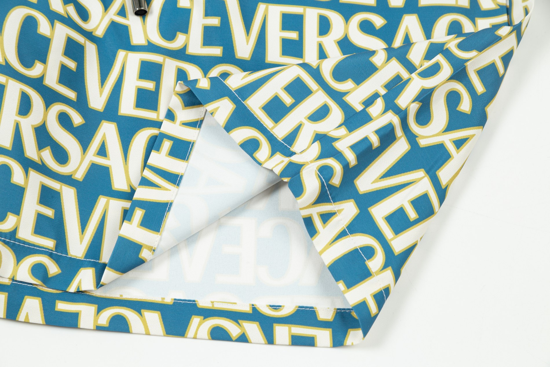 【VERSACE  公式旗艦店】ヴェルサーチ  ショートパンツご好評に付き再入荷 24628