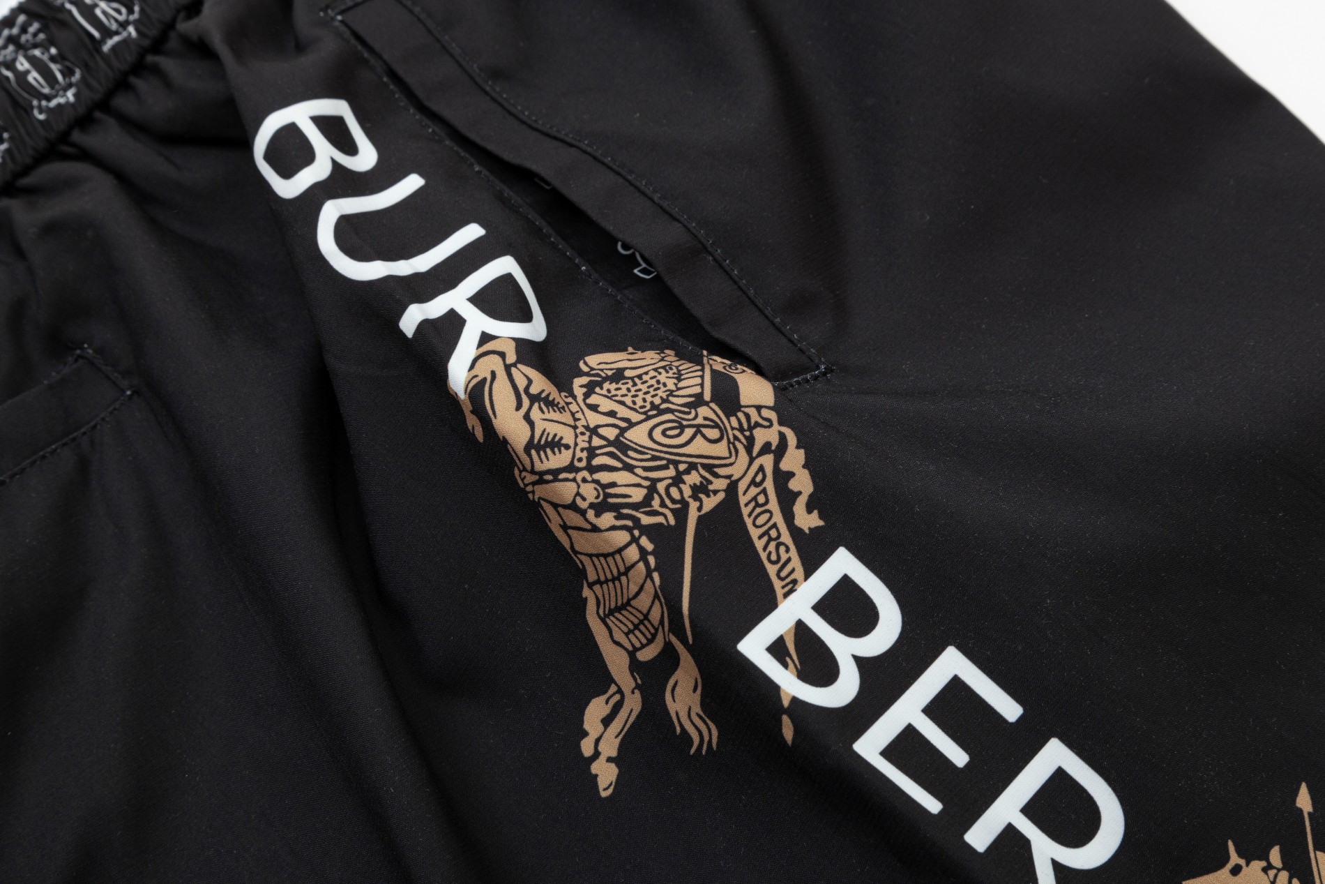 【BURBERRY 公式旗艦店】バーバリー  ショートパンツご好評に付き再入荷 24627