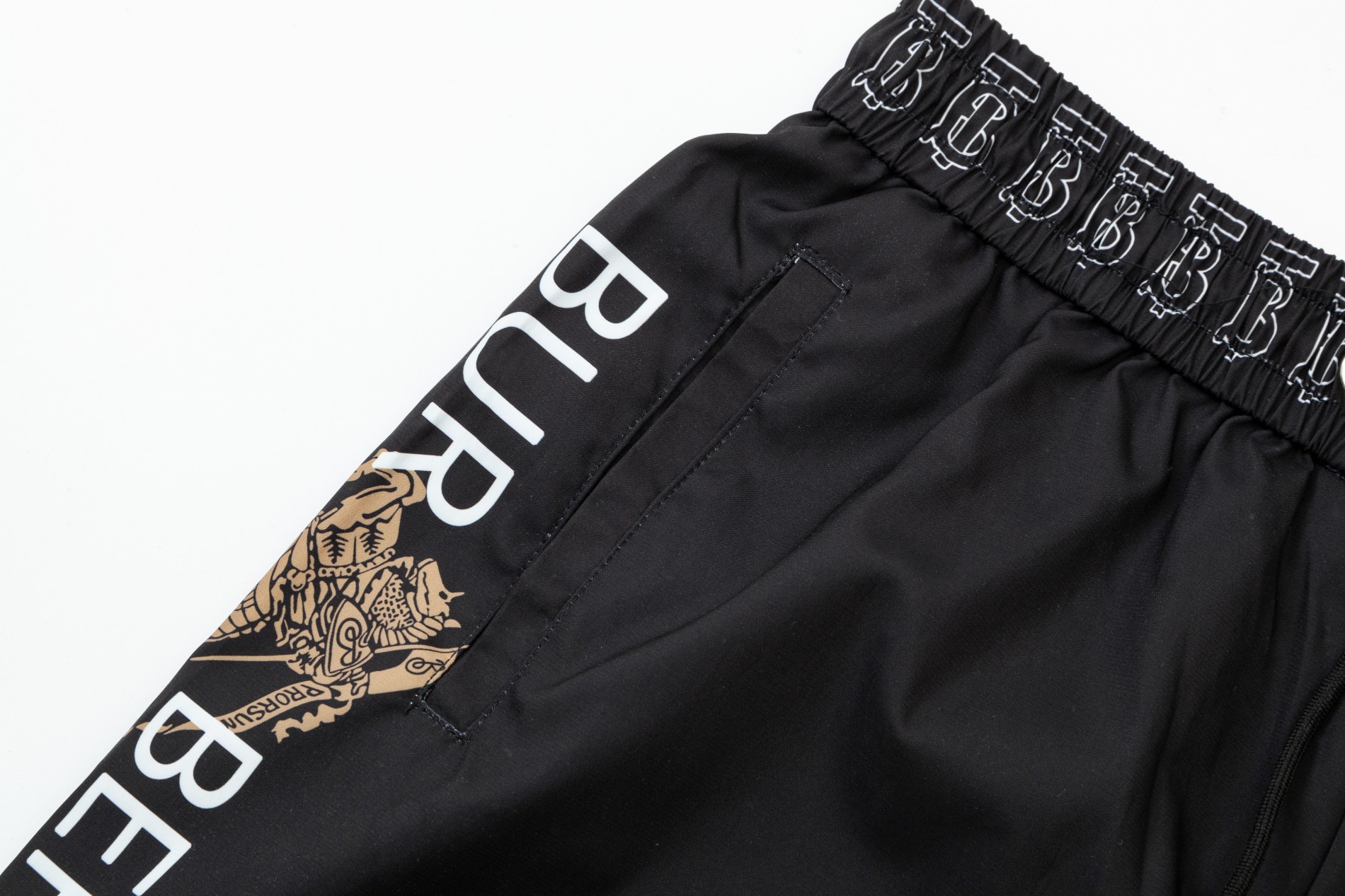 【BURBERRY 公式旗艦店】バーバリー  ショートパンツご好評に付き再入荷 24627