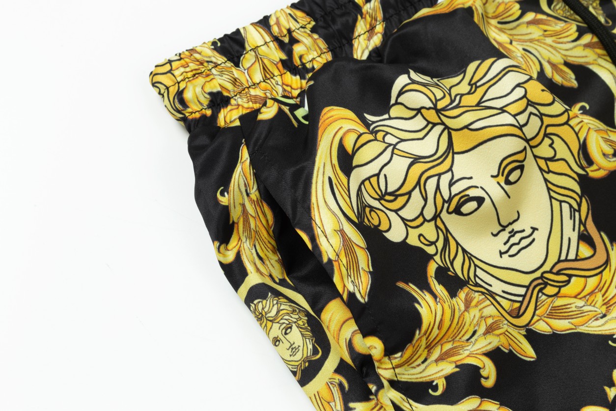 【VERSACE  公式旗艦店】ヴェルサーチ  ショートパンツご好評に付き再入荷 24628