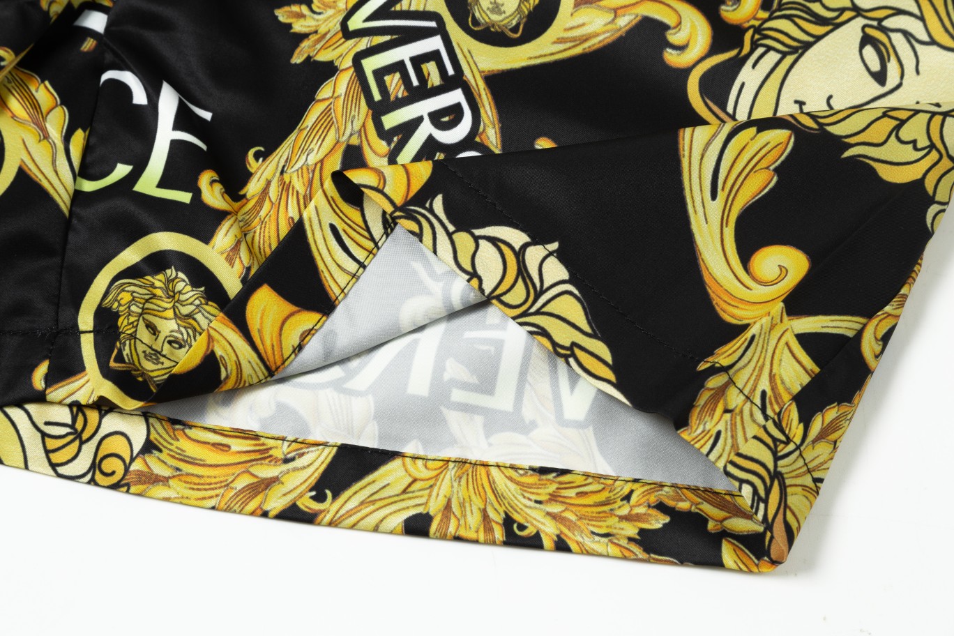 【VERSACE  公式旗艦店】ヴェルサーチ  ショートパンツご好評に付き再入荷 24628