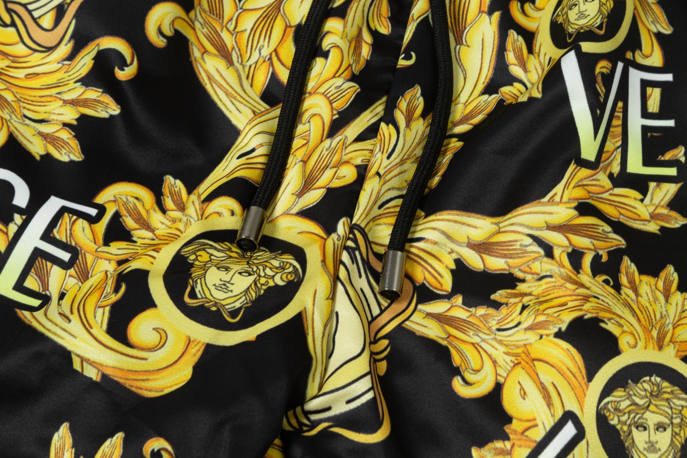 【VERSACE  公式旗艦店】ヴェルサーチ  ショートパンツご好評に付き再入荷 24628