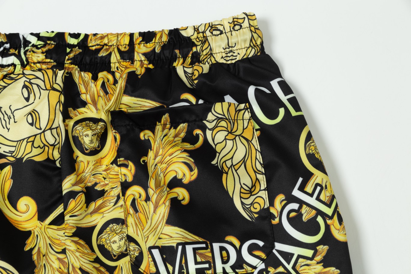 【VERSACE  公式旗艦店】ヴェルサーチ  ショートパンツご好評に付き再入荷 24628