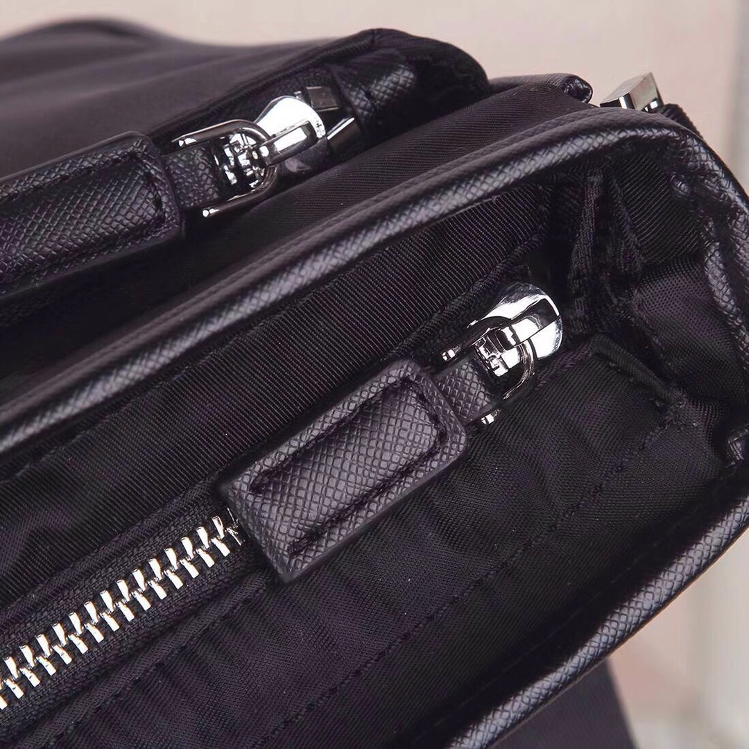 【PRADA 公式旗艦店】プラダ  斜めがけバッグ 当日出荷 好評に付き再入荷！26*26*7CM